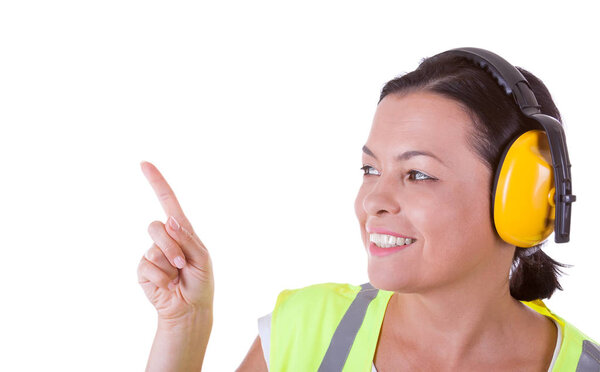 Привлекательная работница в защитной куртке и защитной голове для ушей
