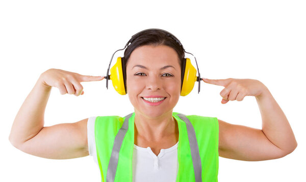 Привлекательная работница в защитной куртке и защитной голове для ушей
