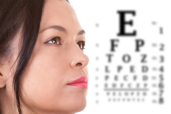 Eye Care koncept. Vacker kvinna öga närbild med bak — Stockfoto