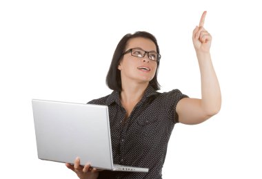 Gülümseyen iş kadın gözlük Laptop ve noktasına üzerinde çalışıyor