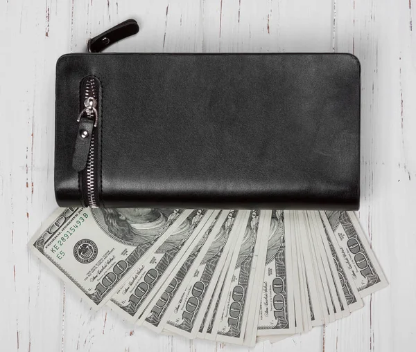 Sto amerických dolarů bankovky v černé kožené peněženky — Stock fotografie