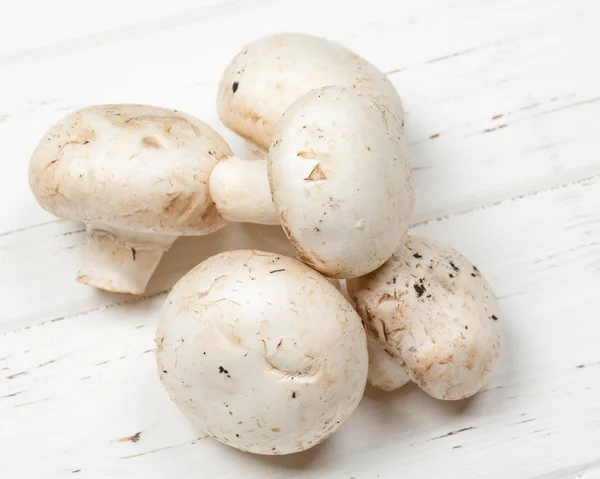 Champignon Pilze auf rustikalem Holztisch Hintergrund — Stockfoto