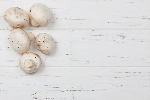 Champignon svamp på Vintage rustika träbord bakgrund — Stockfoto