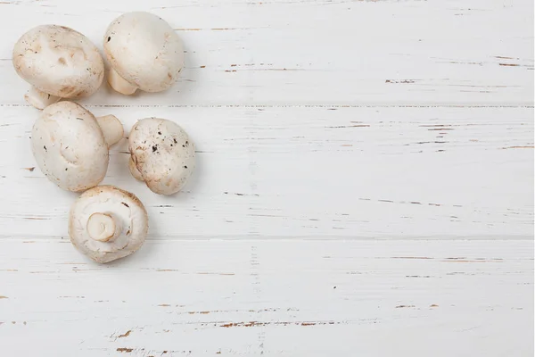 Champignon champignons op Vintage rustieke houten tafel achtergrond — Stockfoto