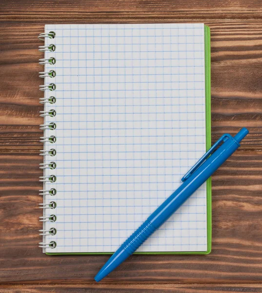 Notebook em branco com caneta na mesa de madeira rústica vintage Backgroun — Fotografia de Stock