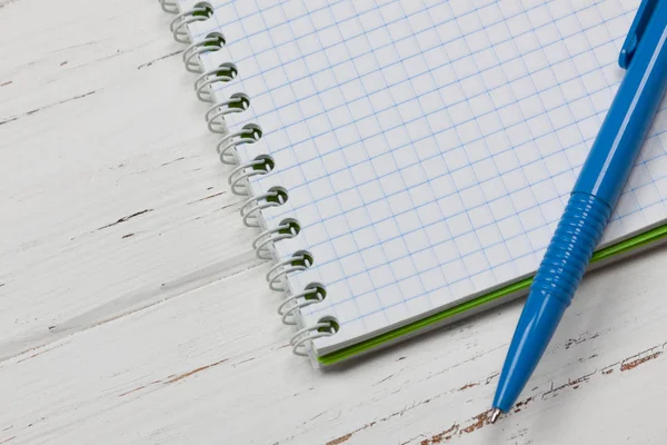 Notebook em branco com caneta na mesa de madeira rústica vintage Backgroun — Fotografia de Stock