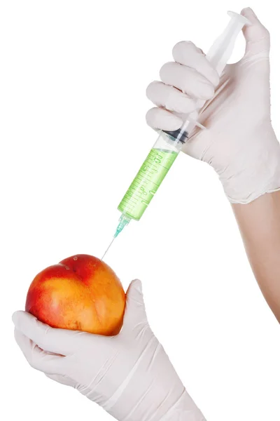 Concept van de genetisch gemodificeerde producten. Verse perzik wordt Injecte — Stockfoto