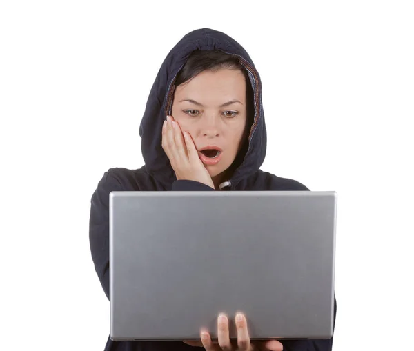 Kriminella kvinna Hacker bär huva på använder en bärbar dator — Stockfoto