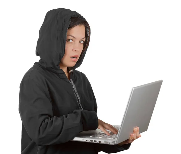 Mujer criminal Hacker usando capucha en el uso de un ordenador portátil — Foto de Stock