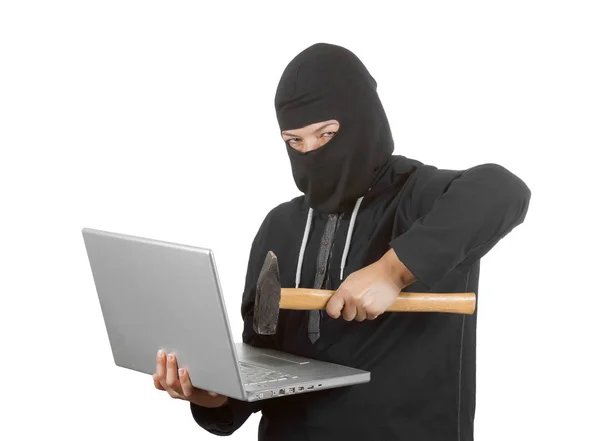 Кримінальну жінка хакер носіння капот на чорний одяг і Balac — стокове фото