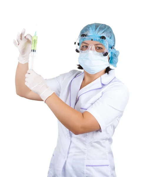 Jonge vrouw arts met spuit in handen — Stockfoto