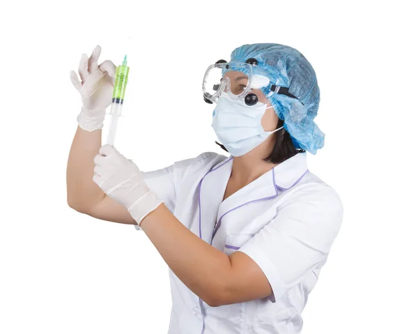 Νεαρή γυναίκα γιατρό με σύριγγα στα χέρια — Φωτογραφία Αρχείου