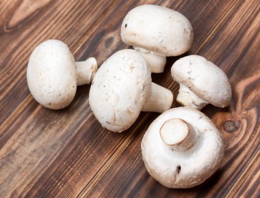 Vintage rustik ahşap masa arka plan üzerinde champignon mantar