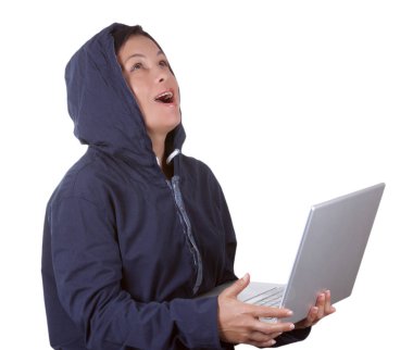 Suç kadın Hacker bir dizüstü bilgisayar kullanarak başlık giyiyor