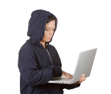 Suç kadın Hacker bir dizüstü bilgisayar kullanarak başlık giyiyor