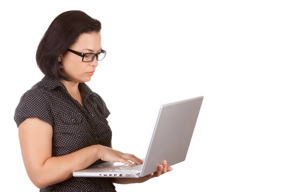 Donna d'affari in occhiali che lavora sul computer portatile — Foto Stock