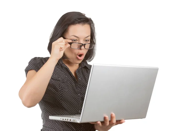 Donna d'affari sorpresa in occhiali che lavora sul computer portatile — Foto Stock