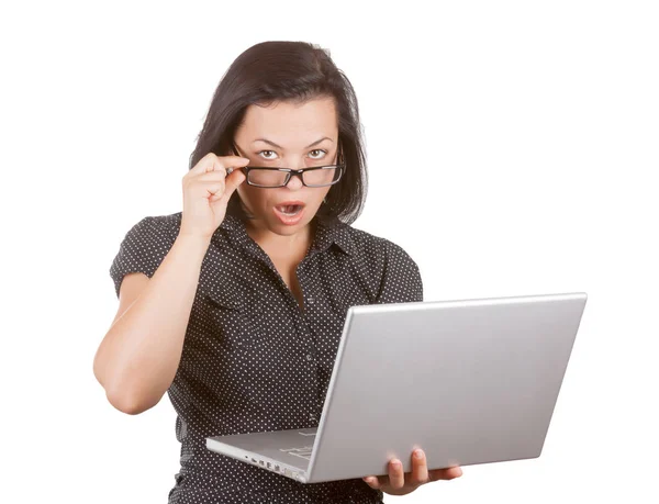 Donna d'affari sorpresa in occhiali che lavora sul computer portatile — Foto Stock
