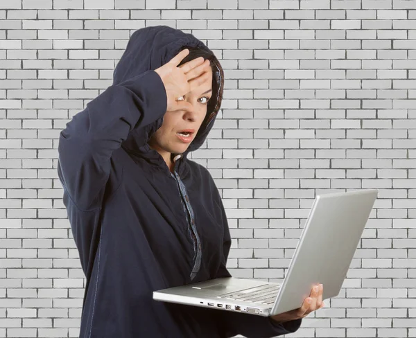 Hacker chwytacz karnego kobieta sobie kaptur na przy użyciu laptopa — Zdjęcie stockowe