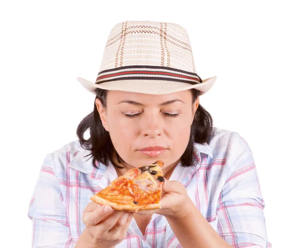 Schöne junge Frau isst ein Stück Pizza — Stockfoto