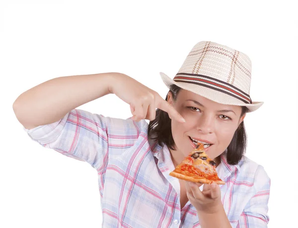 Schöne junge Frau isst ein Stück Pizza — Stockfoto