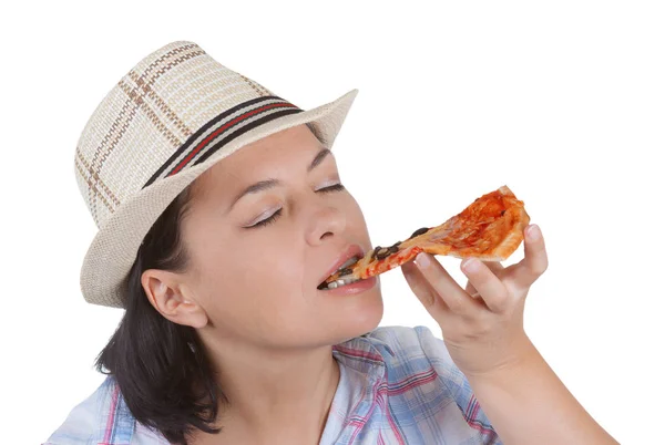 Schöne junge Frau isst ein Stück Pizza — Stockfoto