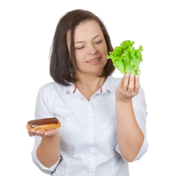 Conceito de Dieta. bela muito jovem mulher escolher entre Choc — Fotografia de Stock