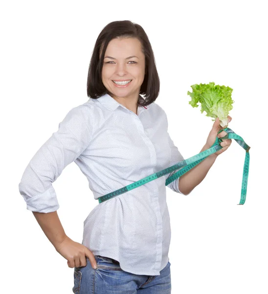 Concepto de dieta. Mujer joven con lechuga midiendo su cintura w — Foto de Stock