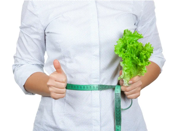 Concepto de dieta. Mujer joven con lechuga midiendo su cintura w — Foto de Stock