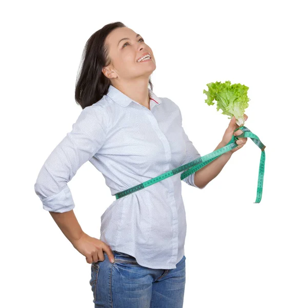 Conceito de Dieta. Mulher jovem com alface medindo sua cintura w — Fotografia de Stock