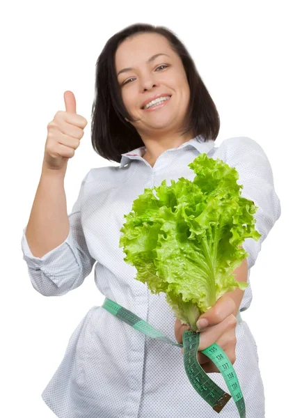 Concetto di dieta. Giovane donna con lattuga misurare il suo girovita w — Foto Stock
