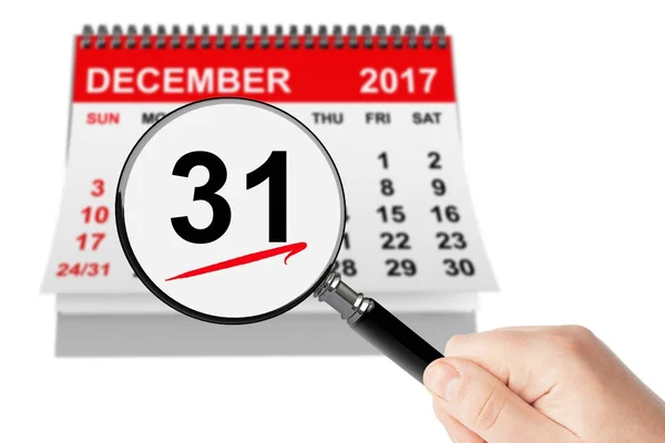 Silvesterkonzept. 31. Dezember 2017 Kalender mit Lupe — Stockfoto