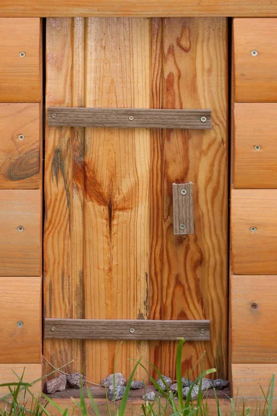 Küçük oyuncak ev ahşap kapı