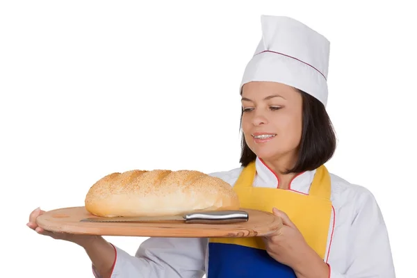 Hermosa joven Baker sosteniendo pan fresco con cuchillo sobre — Foto de Stock