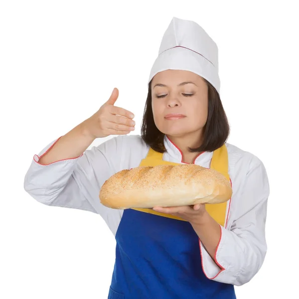 Hermosa joven Baker sosteniendo pan fresco en sus manos — Foto de Stock