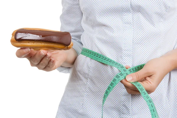 Concepto de dieta. Mujer joven con chocolate Eclair midiendo su Wa — Foto de Stock