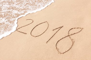 2018 yeni yıl kum plajda yazılı. 