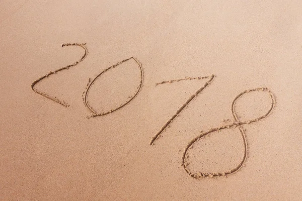 2018-ban új év írt a homokos strandon. — Stock Fotó