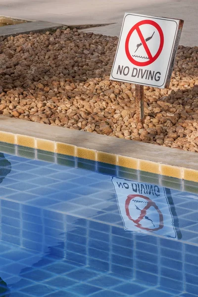 Havuz kenarındaki, Dalış hiçbir uyarı işareti. — Stok fotoğraf