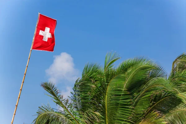 Schweizer Fahne weht im Wind vor blauem Himmel — Stockfoto