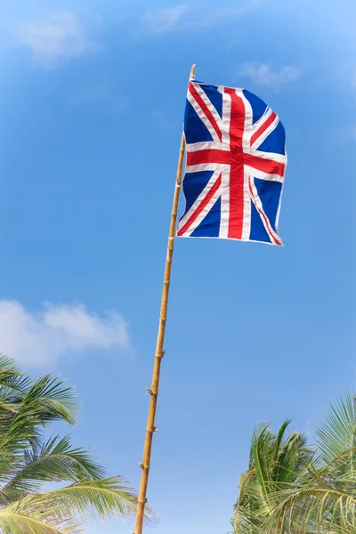 Флаг Великобритании на фоне голубого неба — стоковое фото