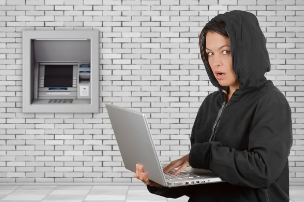 Karnego kobieta Hacker noszenie kaptura na za pomocą laptopa z przodu — Zdjęcie stockowe