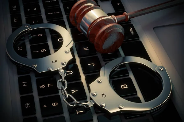 サイバー犯罪の概念。手錠とラップトップの計算上の裁判官の小槌 — ストック写真