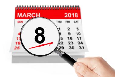 Kadının gün kavramı. 2018 takvim büyüteç ile 8 Mart
