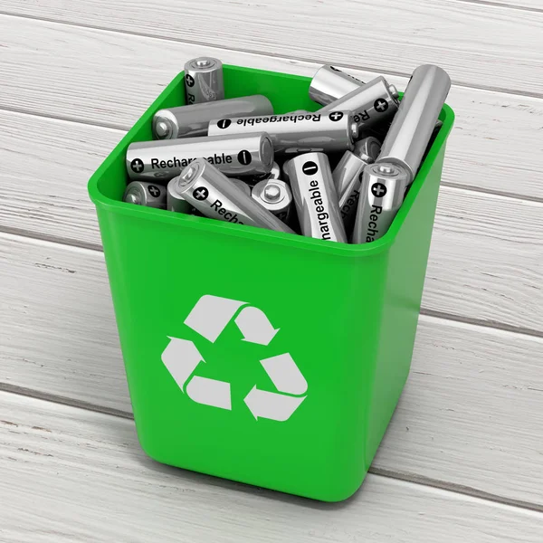 Montón de baterías recargables en cubo verde con signo de reciclaje — Foto de Stock