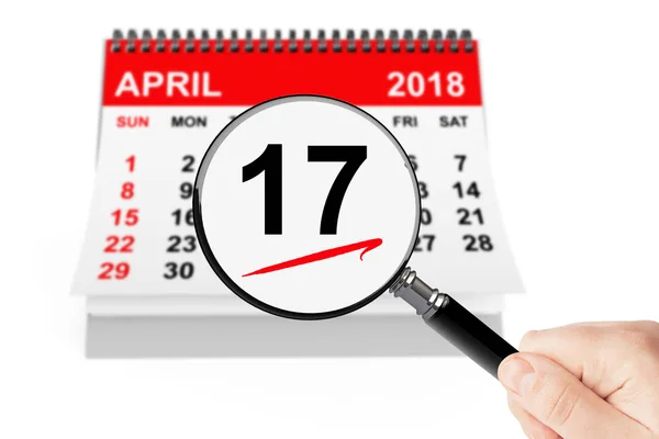 Skatt dag koncept. 17 april 2018 kalender med förstoringsglas — Stockfoto