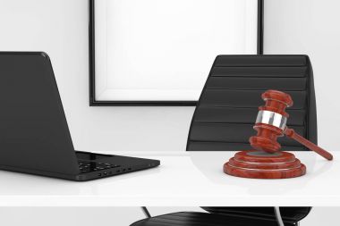 İşyeri adalet ve hukuk kavramı. Adalet tokmak ve Laptop o