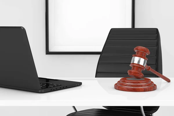 Local de Trabalho do Conceito de Justiça e Direito. Justiça Gavel e Laptop o — Fotografia de Stock