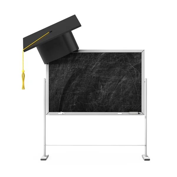 空白粉笔黑板上有空闲空间的毕业帽 — 图库照片