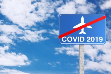 Coronavirus COVID-19 Yasak Yol İşareti gerekçesiyle mavi gökyüzü arka planında Stop Flight. 3d Hazırlama